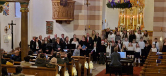 Der Kirchenchor (l.) und der Kinder- und Jugendchor "Believe" (r.) mit Petra Röhrig am Klavier