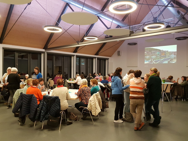 Die Frauen beim gemütlichen Zusammensein im Bürgerhaus in Glasofen