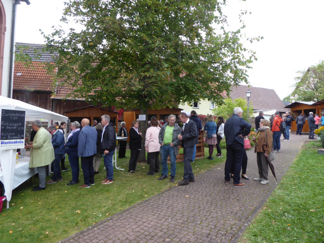 Einige Besucher auf dem Erntedank-Basar