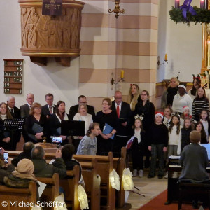 Der Kirchenchor (l.) und der Kinder- und Jugendchor "Believe" (r.) mit Petra Röhrig am Klavier