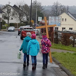 Die Kreuzträger auf ihrem Weg zurück zur Christus-Kirche