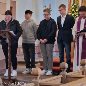 Konfirmand:innen mit Diakon Wittmann vor dem Altar der Michaels-Kirche