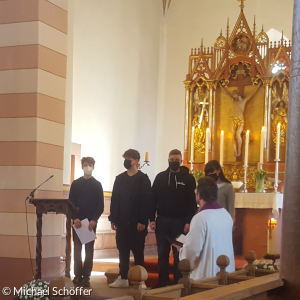 Konfirmanden vor dem Altar